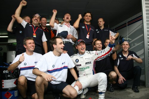 Andy Priaulx viert zijn tweede WTCC titel met zijn team